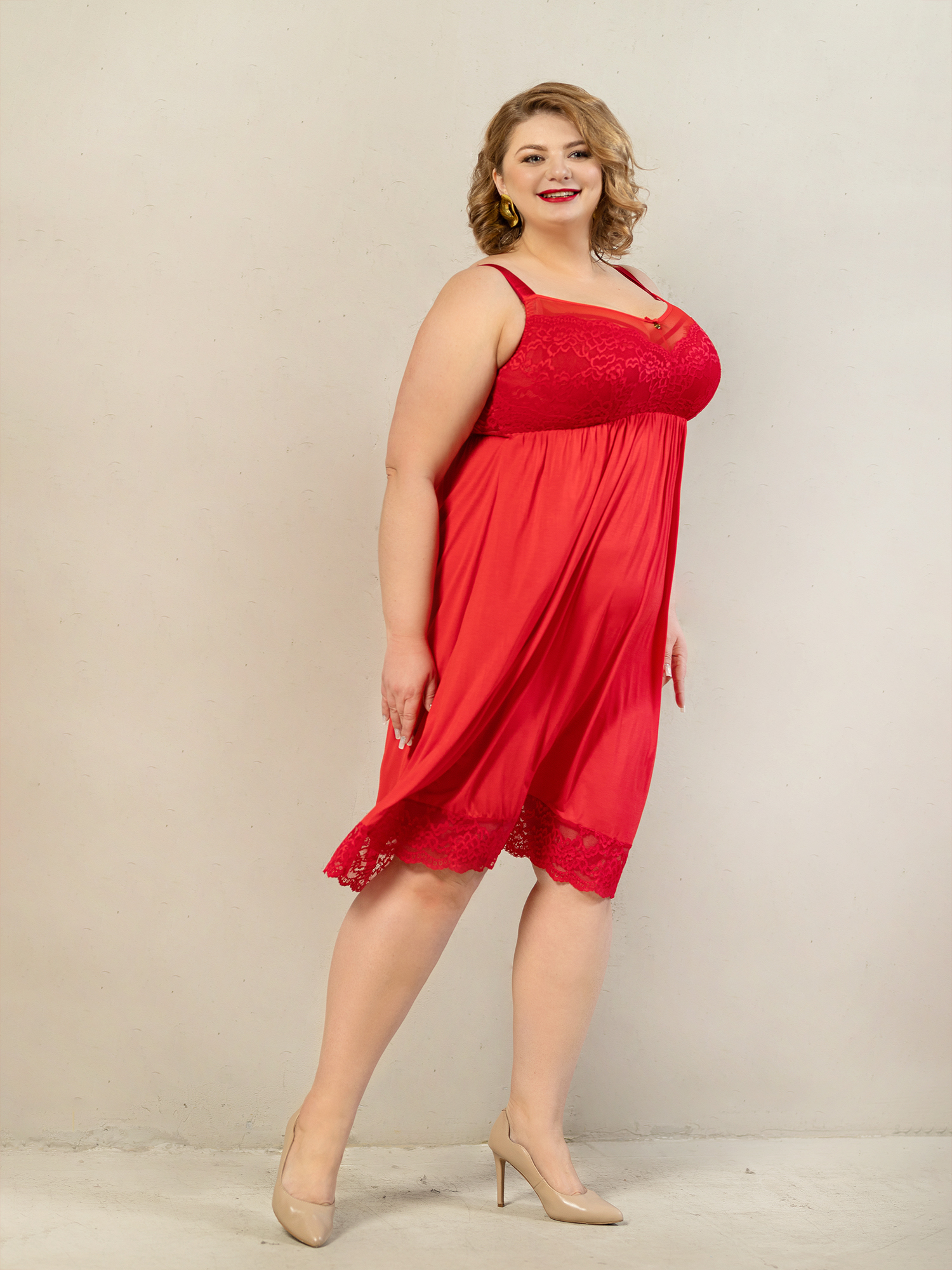 Женская сорочка красного цвета с кружевом и поддерживающим бюстгальтером (лиф из эластичной сетки собирает грудь к центру и мягко фиксирует большой бюст)